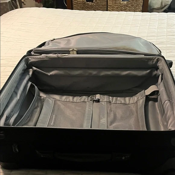 Briggs & Riley Black Carryon Suitcase - Picture 7 of 16
